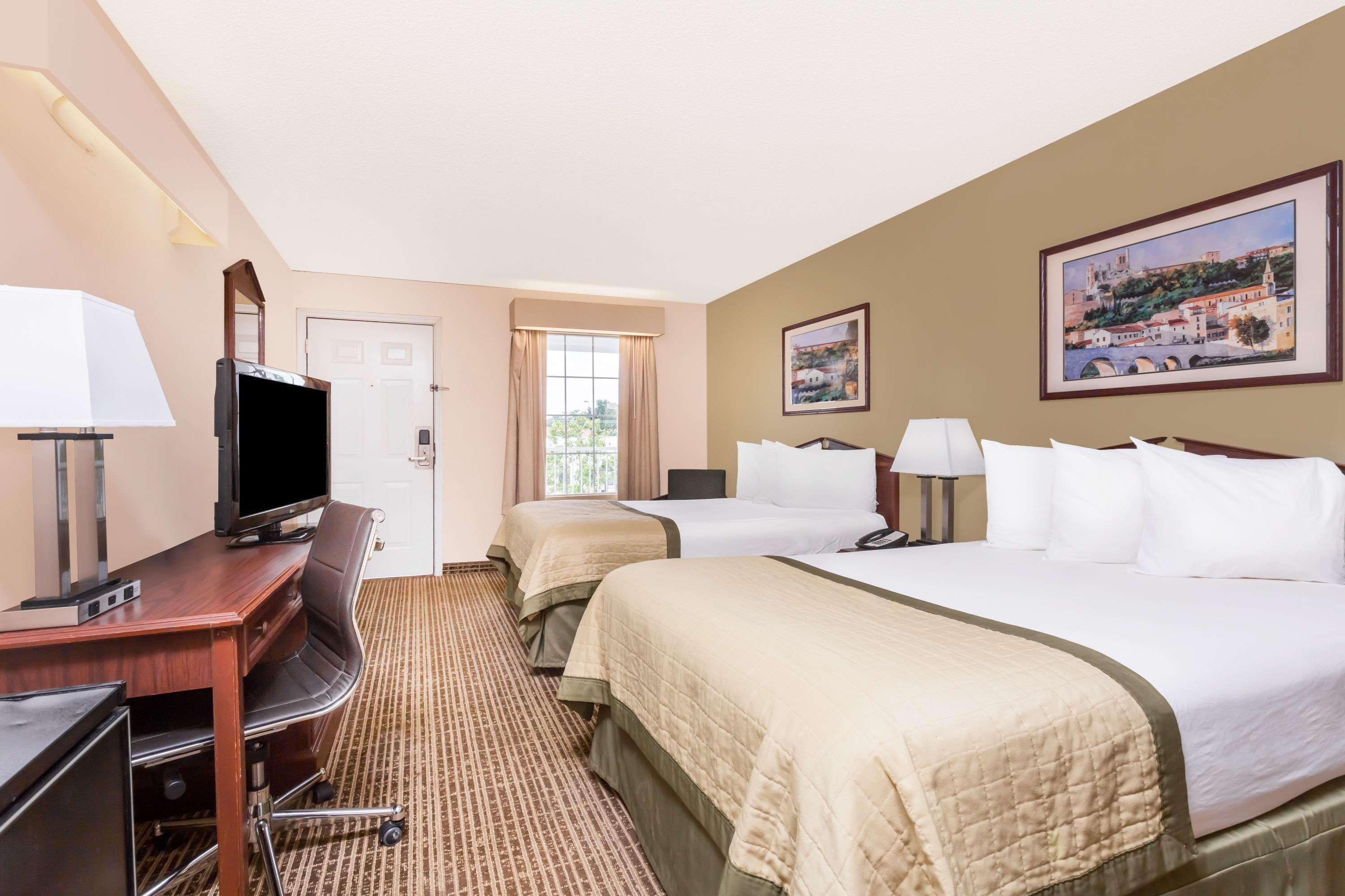 Motel Baymont By Wyndham At Mall 2*