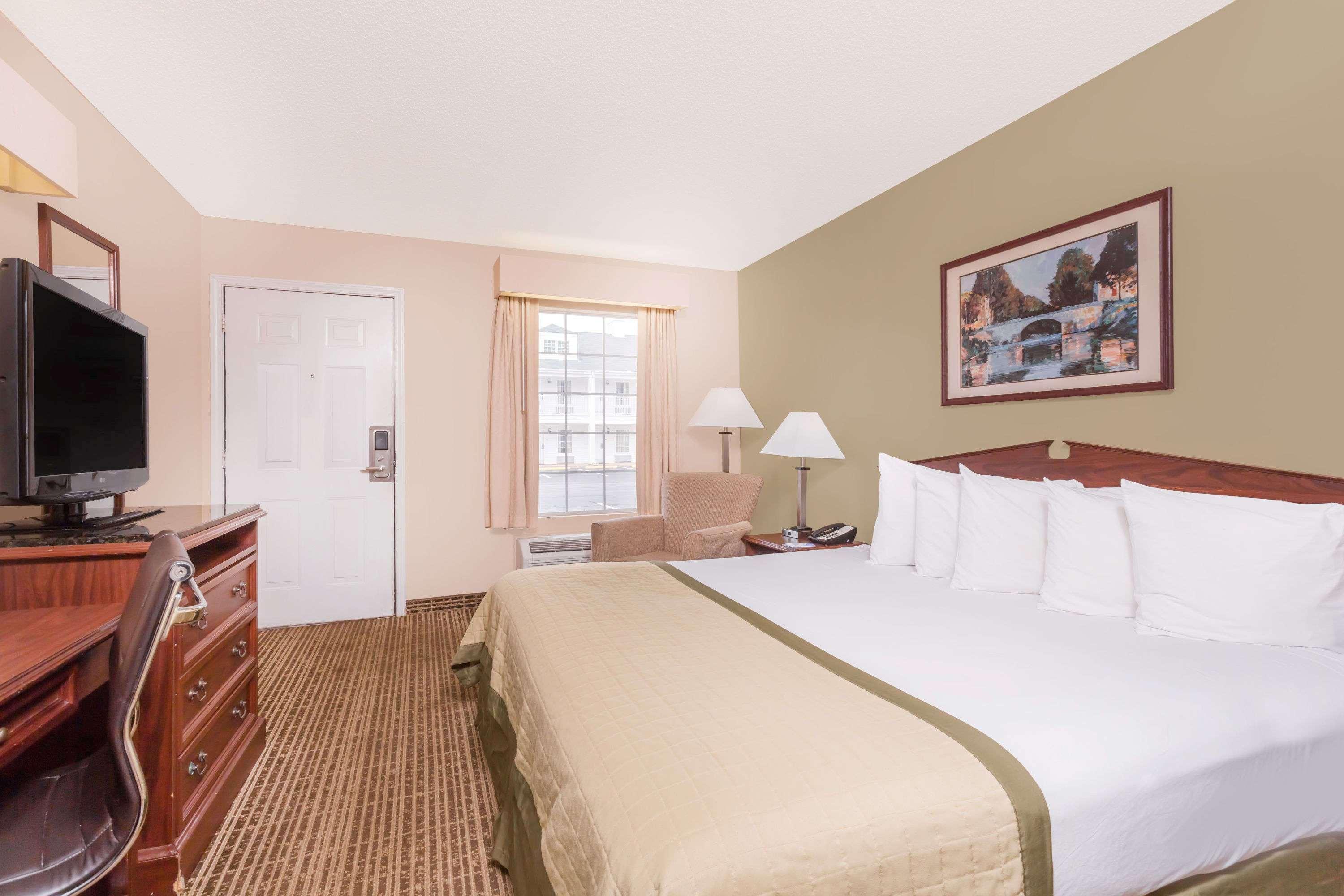 Baymont By Wyndham At Mall Motel