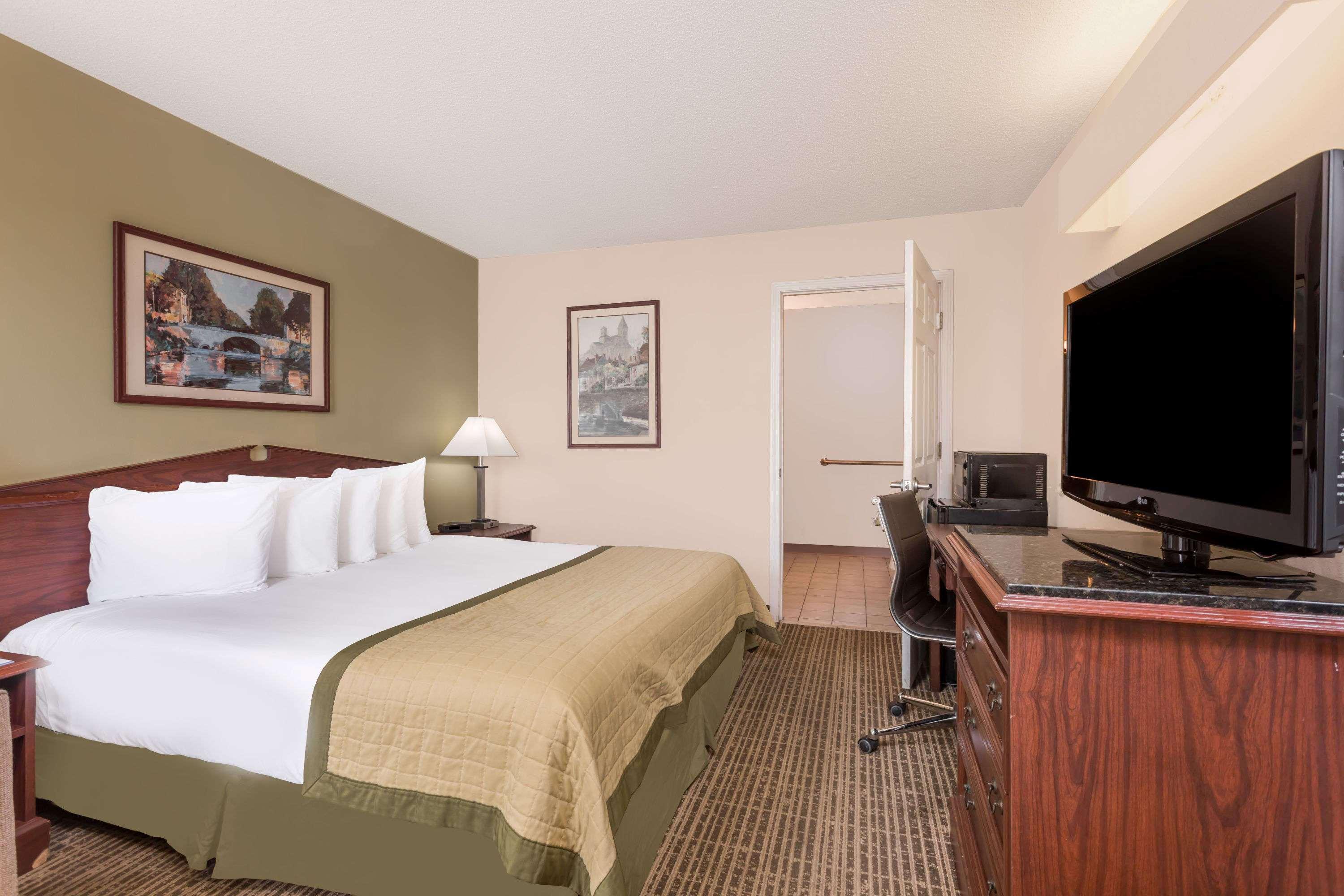 Baymont By Wyndham At Mall 2*